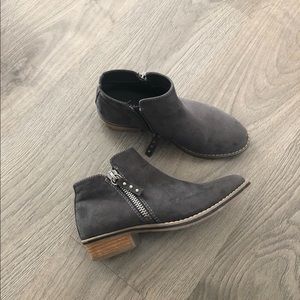 Size 7 - Xapeals gray ankle booties